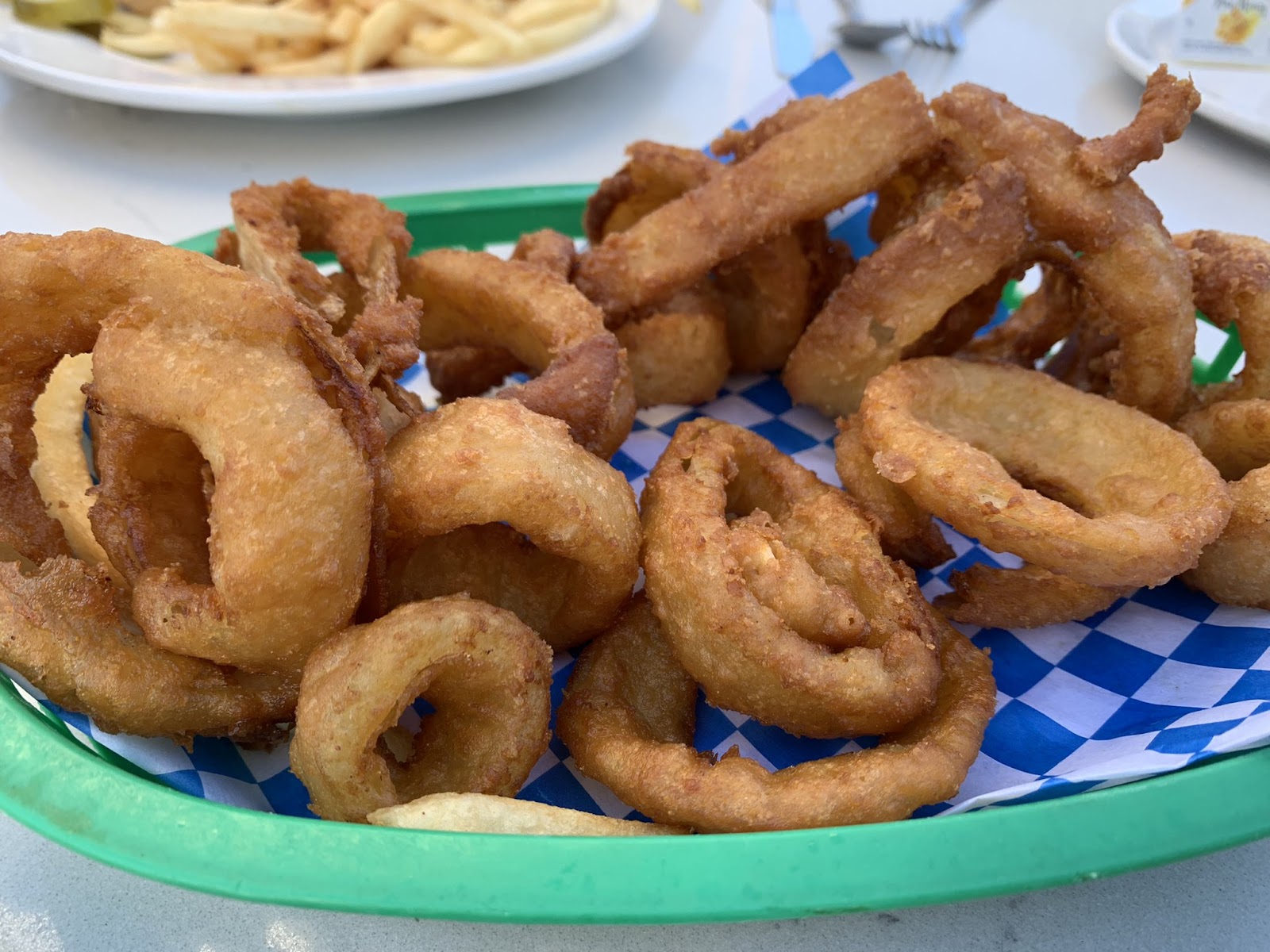 A basket of onion rings