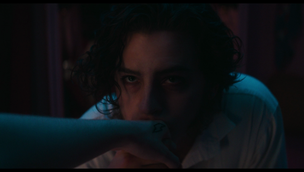 Frank kissing Lisa’s hand.