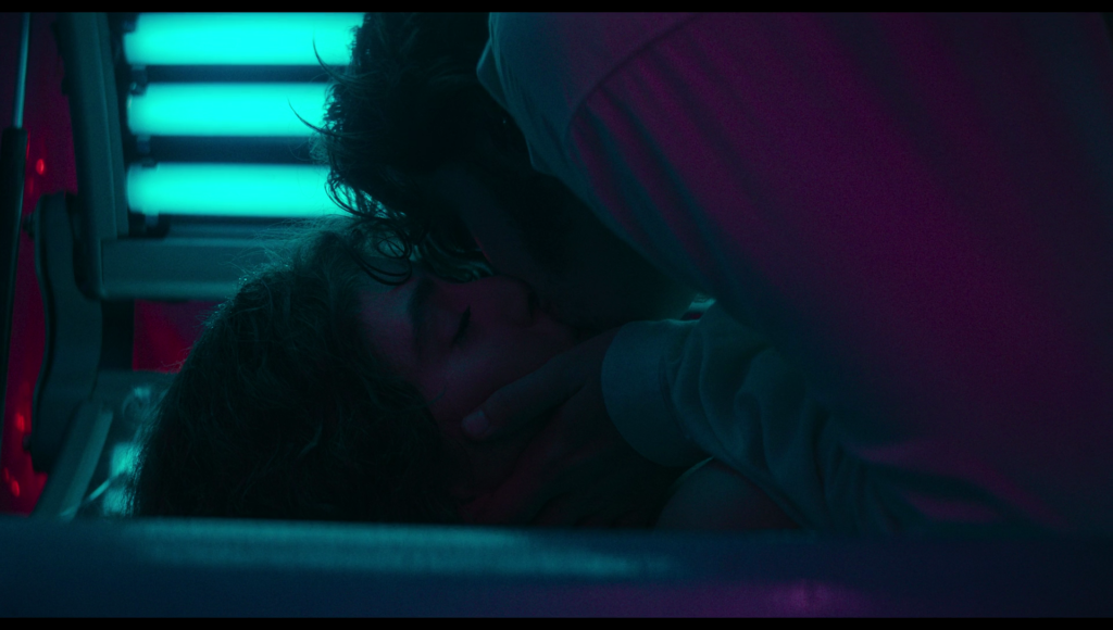 Frank kisses Lisa in the tanning bed.